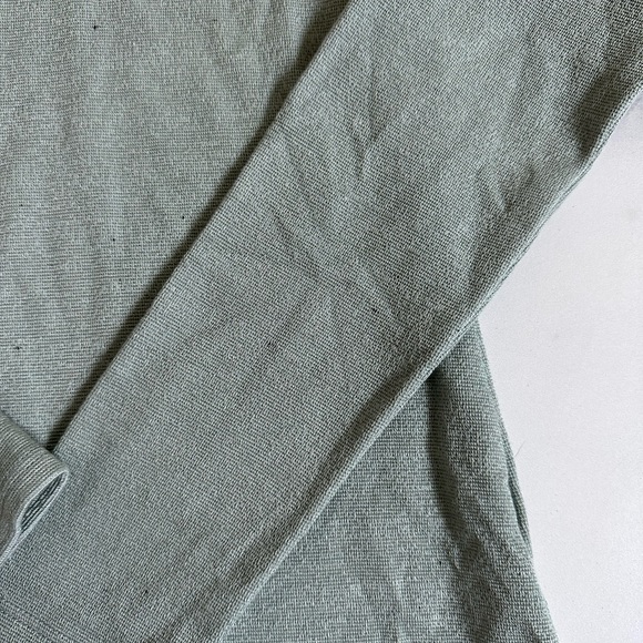 Lightweight workout pullover tunic with hoodie in size small. Boutique item. - Picture 4 of 6